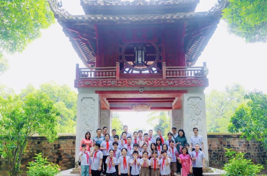  Học sinh Khối 5 Trường Tiểu học Hà Nội tham gia dân hương tại Văn Miếu Quốc Tử Giám